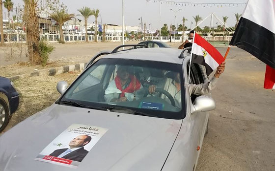   مصر اليوم - مسيّرة لمؤيّدي السيّسي في شوارع السويّس تُعيّق حركة المرور