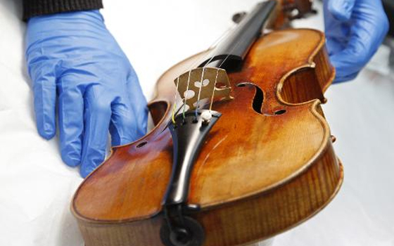   مصر اليوم - العثور على كمانين أحدهما يحمل علامة ستراديفاريوس بعد 16 عامًا على سرقتهما
