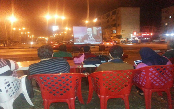   مصر اليوم - أنصار صباحي في بورسعيد يُتابعون حواره على المقاهي