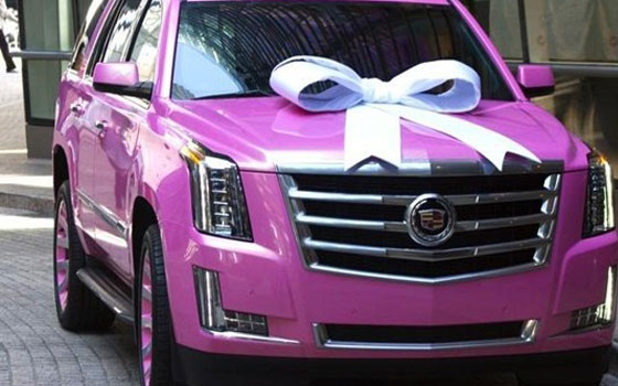   مصر اليوم - لاعب كرة قدم يفي بوعد الطفولة ويهدي والدته كاديلاك اسكاليد 2015