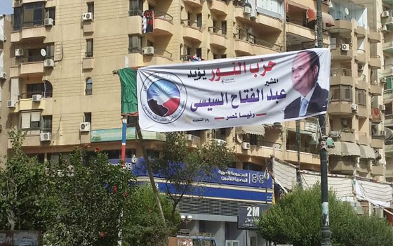 مصر اليوم - انتشار اللافتات المؤيدة للسيسي في السويس واختفاء تام لصباحي