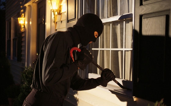   مصر اليوم - لص يتسلل إلى منازل طلاب جامعة بريطانية لدغدغة أقدامهم