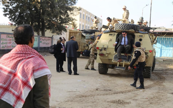 مصر اليوم - القضاة يغادرون محافظة شمال سيناء في مدرعات الجيش