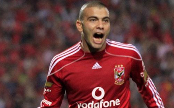 مصر اليوم - مهاجم الأهلي عماد متعب يفكر في الانتقال إلى الزمالك