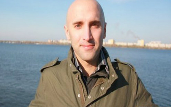 مصر اليوم - الافراج عن الصحافي البريطاني غراهام فيليبس الذي كان معتقلاً في أوكرانيا