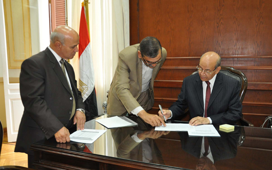   مصر اليوم - محافظ الجيزة يقرُّ نتائج امتحانات الشهادة الابتدائيّة للعام الدراسي 2013/ 2014