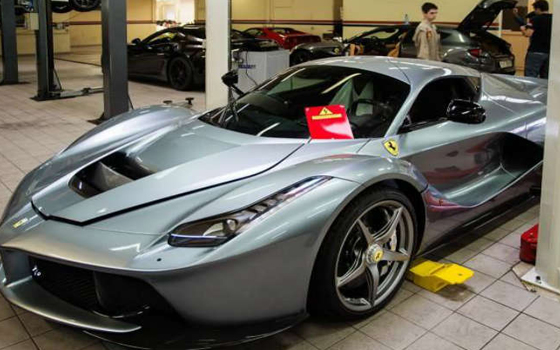 مصر اليوم - ظهور أول نسخة رمادية اللون من السيارة الخارقة لـفيراري