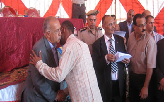   مصر اليوم - عمر الشوادفي يُكرم أسر شهداء الصيادين الغرقى