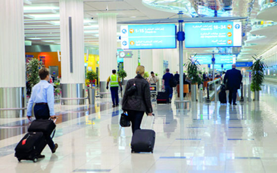  مصر اليوم - مسافرون يتسابقون لإيجاد مقاعد شاغرة في شركات الطيران خلال الصيف
