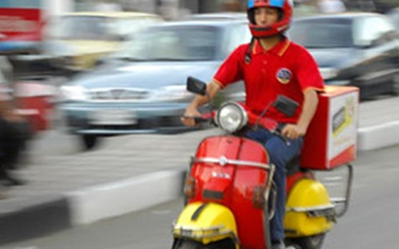   مصر اليوم - الغرفة التجارية في الرياض تُطالب عمال الدليّفري بالالتزام بآليّات الخدمة