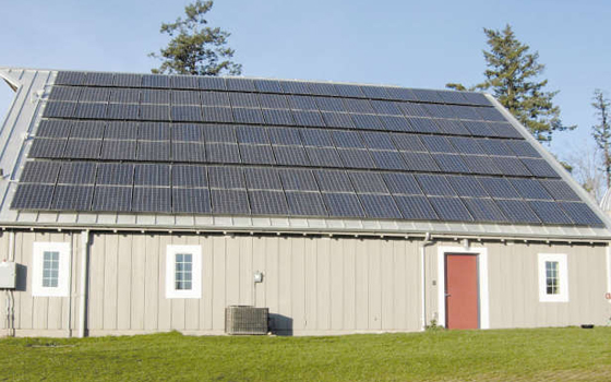   مصر اليوم - أسوان تبدأ في إنارة أعمدة الشوارع بالطاقة الشمسية