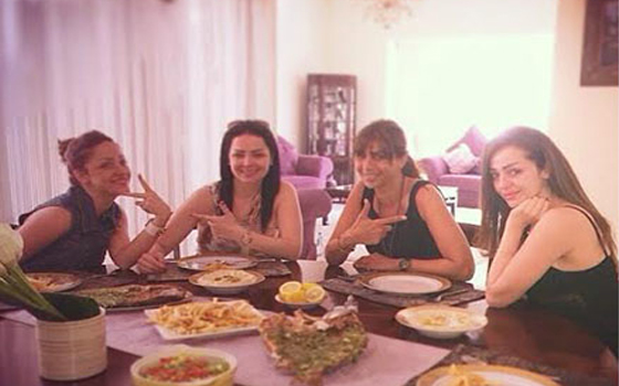   مصر اليوم - رانده جبر تدعو ديانا كرزون وشقيقتها على وجبة غداء