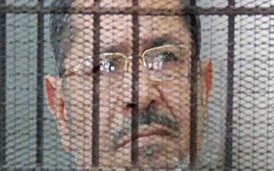   مصر اليوم - مرسي يبدو هادئًا وهو يتابع نتيجة الانتخابات الرئاسيّة