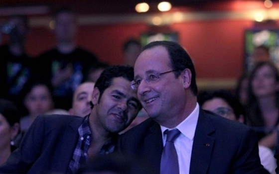   مصر اليوم - الرئيس الفرنسي يفاجئ جمال الدبوز بحضوره نهائيات المسرح الإرتجالي