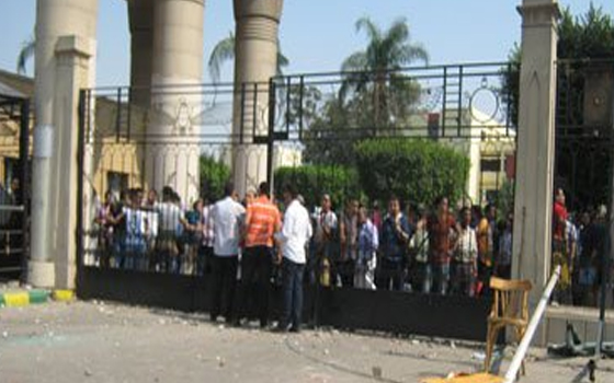   مصر اليوم - الطلاب يقتحمون بوابات جامعة القاهرة احتجاجًا على مقتل زميلهم