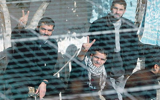   مصر اليوم - الأسرى الاداريون في سجون الاحتلال يواصون اضرابهم عن الطعام لليوم الـ32 على التوالي