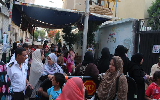 مصر اليوم - إقبال من النَّاخبين على التَّصويت بعد انتهاء موجة الحر في السِّويس