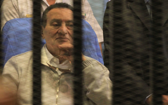   مصر اليوم - كواليس ليلة حزينة قضاها مبارك بعد الحكم عليه بالسجن