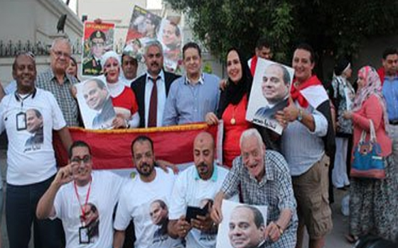   مصر اليوم - ناخبة مصرية تهتف باسم السيسي أمام السفارة المصرية في قطر