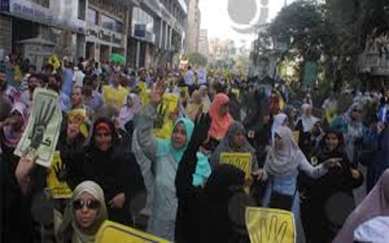 مصر اليوم - مسيرة نسائيّة لأنصار مرسي لمقاطعة الانتخابات في البحيرة