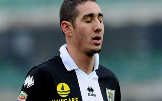   مصر اليوم - عدم استدعاء مهاجم ليفورنو الإيطالي إسحاق بلفوضيل يثير الجدل في الجزائر