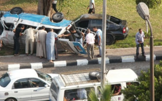   مصر اليوم - وصول البحث الجنائي إلى مكان انقلاب ميكروباص في ترعة الفاروقية