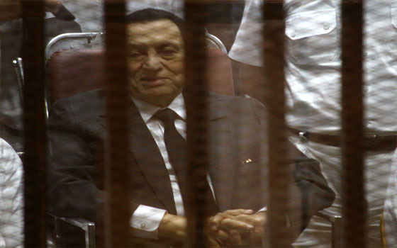   مصر اليوم - جنايات القاهرة تقضي بحبس مبارك 3 سنوات في القصور الرئاسيّة