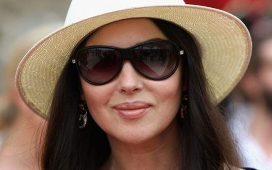   مصر اليوم - الإيطالية مونيكا بيلوتشي صاحبة أجمل رقبة بين نساء العالم