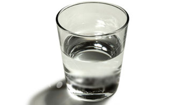   مصر اليوم - الغرغرة بالماء الدافئ المضاف إليه الملح لعلاج إلتهابات الحلق