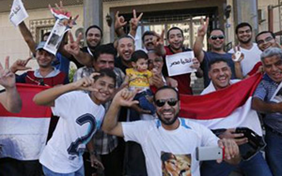   مصر اليوم - المصريّون في السعوديّة يحتفلون باكتساح السيسي نتائج الانتخابات