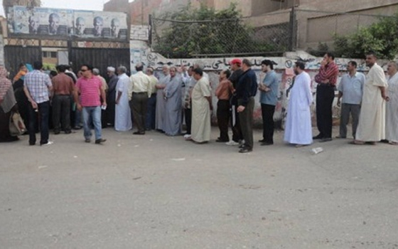 مصر اليوم - الناخبون يتوافدون على مراكز الاقتراع في البحر الأحمر