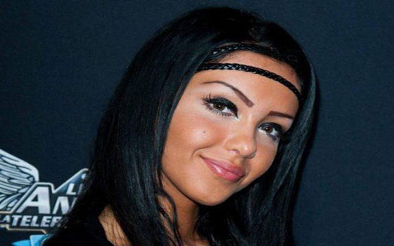   مصر اليوم - القنبلة الفرنسية نبيلة تطلق خط إنتاج ملابس يحمل توقيعها