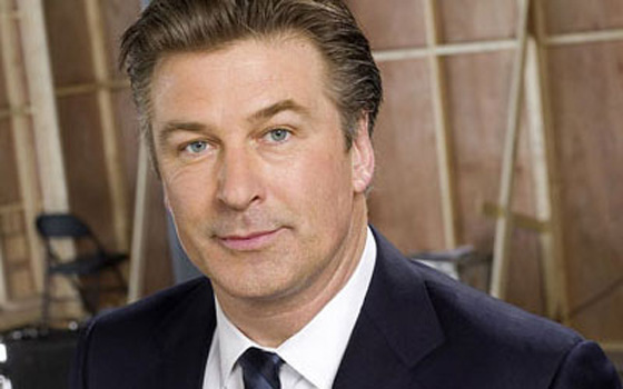   مصر اليوم - توقيف النجم الأميركي أليك بالدوين بسبب دراجة