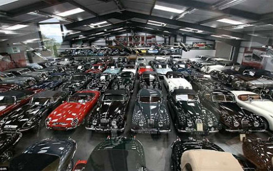   مصر اليوم - أسطول سيارات مشاهير العالم للبيع بسعر خيالي