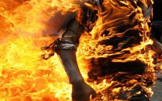   مصر اليوم - فلسطيني من غزة يقدم على حرق نفسه لتردي وضعه الاقتصادي