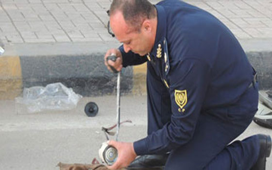   مصر اليوم - خبراء المفرقعات يبطلون مفعول قنبلة بدائية في السيدة زينب