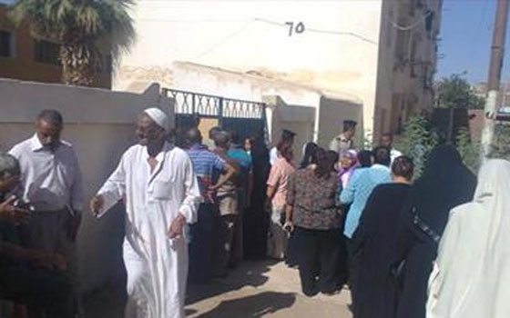   مصر اليوم - توافد العشرات من الناخبين للإدلاء بأصواتهم في دوائر شبرا والساحل
