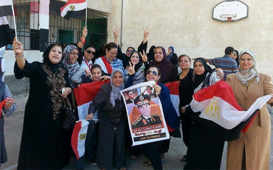   مصر اليوم - بورسعيد بين مؤيد ومعارض لقرار مد التصويت لليوم الثالث