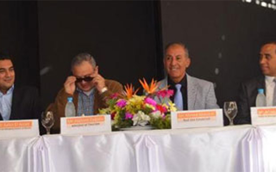   مصر اليوم - مؤتمر صحافيّ في الغردقة إثر وصول أوّل طائرة من جدّة