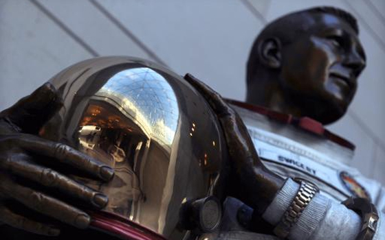   مصر اليوم - فرشاة أسنان قائد مركبة أبولو 13 تعرض للبيع في مزاد