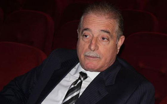   مصر اليوم - فودة يكرم سفير إنكلترا ويهديه درع السياحة المصرية