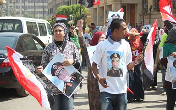   مصر اليوم - انصار السيسي يتوافدون الى ميدان الشهداء وفرق المتفجرات تمشط المكان