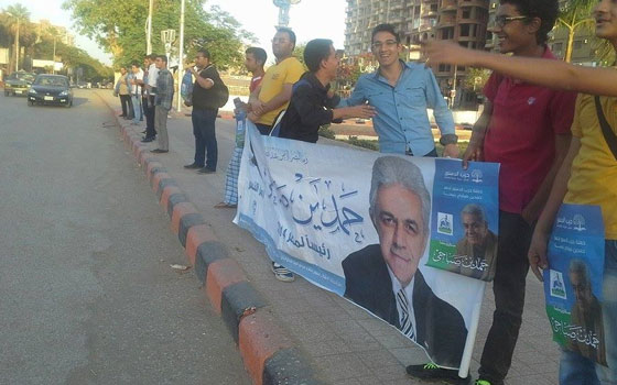   مصر اليوم - حزب الدستور في سوهاج ينظم سلسلة بشريّة لدعم صباحي