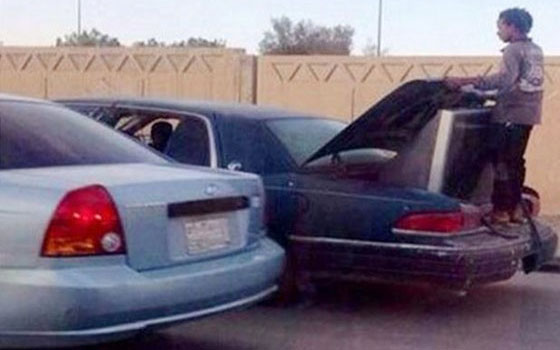   مصر اليوم - سعودي يضع طفلاً بشنطة سيارة للحفاظ على تلفزيون من السقوط