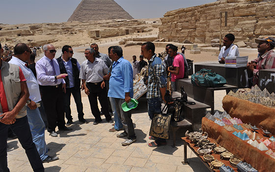   مصر اليوم - إبراهيم يهدد الباعة الجائلين في الأهرامات بسحب تراخيص العمل