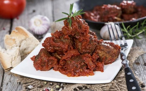   مصر اليوم - لحم الغنم المحمّر بالصلصة الحمراء