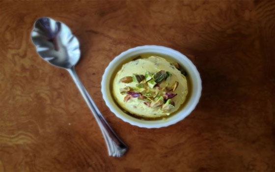   مصر اليوم - تحضير طبقات السحلب والفستق