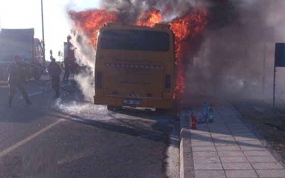   مصر اليوم - إخماد حريق في حافلة على طريق المطار في الأردن