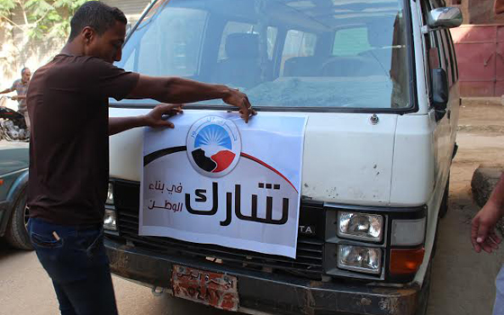 مصر اليوم - سيارات حزب النور في السويس تنقل الناخبين إلى اللجان