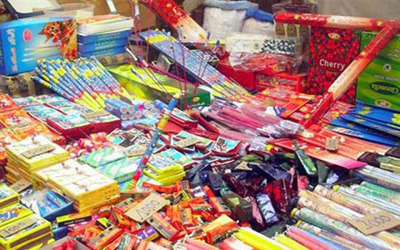 مصر اليوم - حبس مورد الشماريخ النارية لعناصر الإخوان في السويس